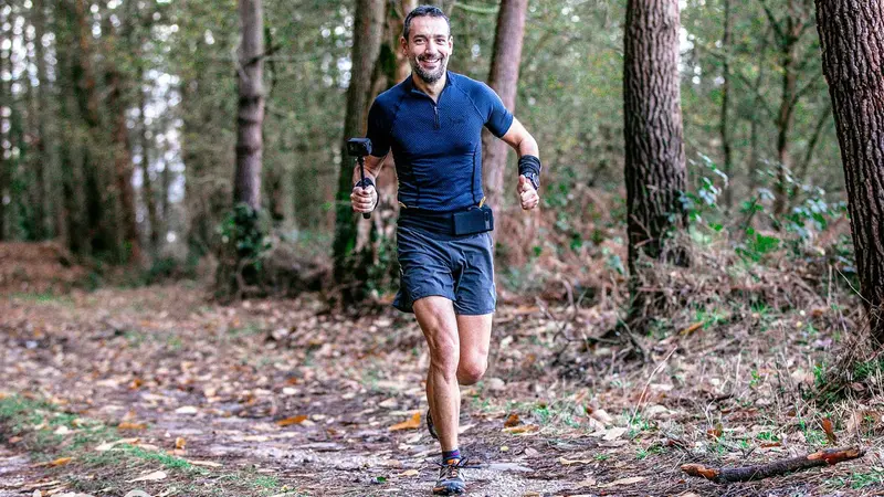 Camera runner de SubeconSer grabando durante una carrera de trail